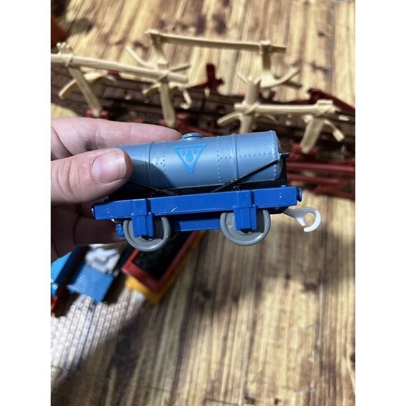 Thomas & Friends Trackmaster Railway Shake Shake Bridge With Trains - Picture 10 of 12